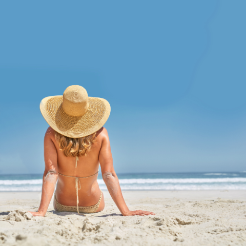 Femme sur la plage en période estivale