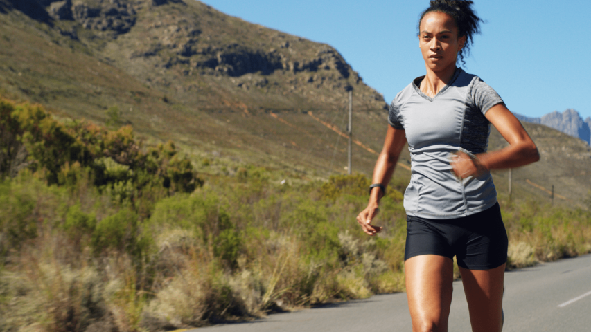 Femme qui court et qui travaille son endurance