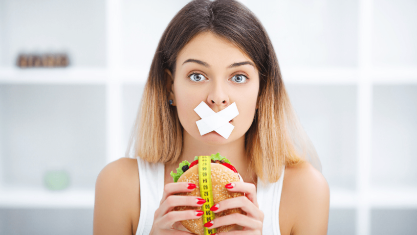 Une femme qui s'empêche de manger ce qu'elle veut 